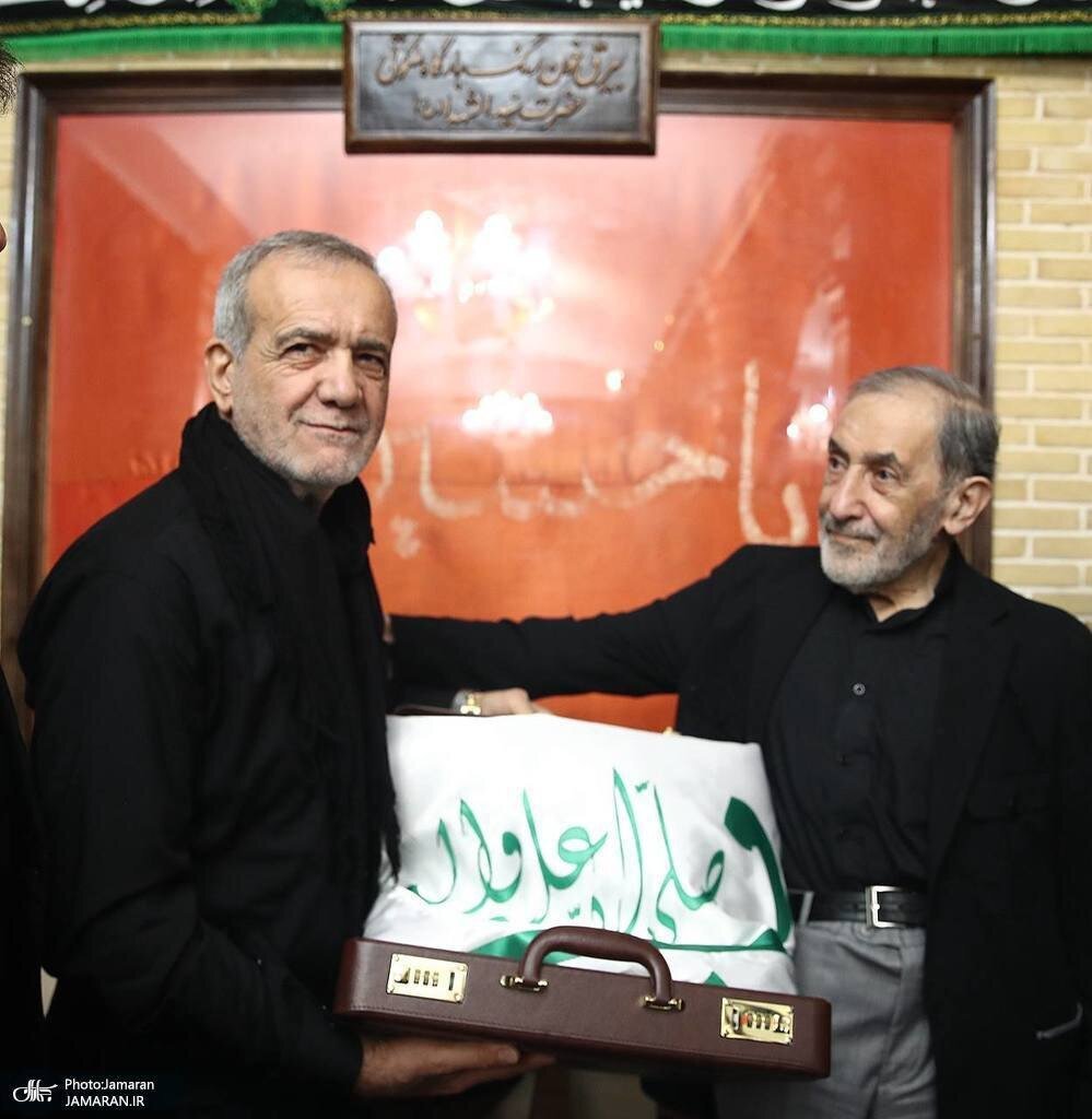 عکس | هدیه‌ علی‌اکبر ولایتی در یک کیف سامسونت چرمی به پزشکیان