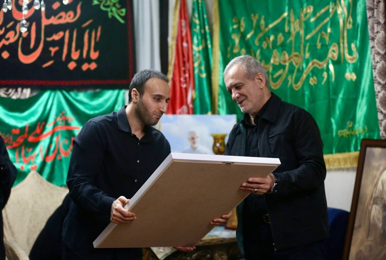 عکس | حضور پزشکیان در منزل سردار سلیمانی عکس | حضور پزشکیان در منزل سردار سلیمانی