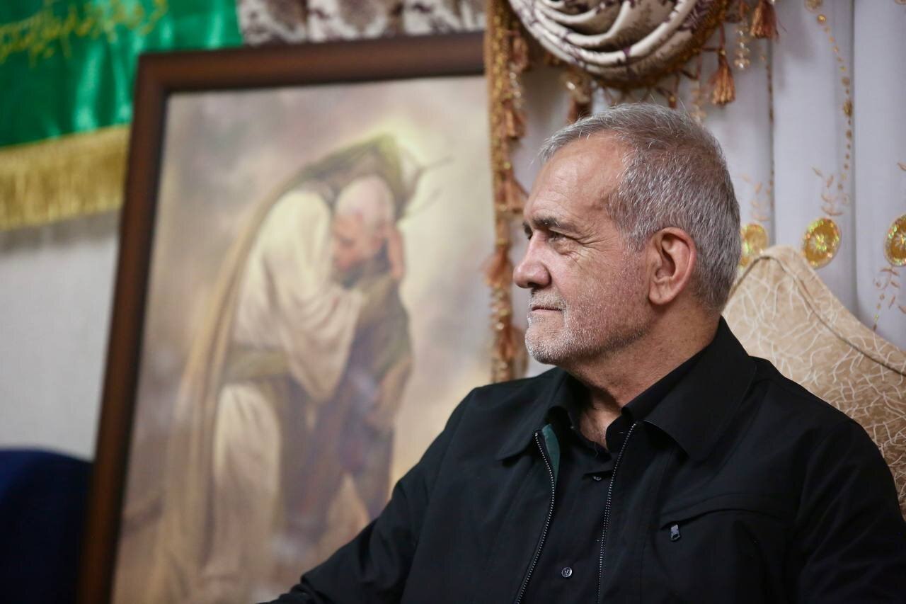 عکس | حضور پزشکیان در منزل سردار سلیمانی عکس | حضور پزشکیان در منزل سردار سلیمانی