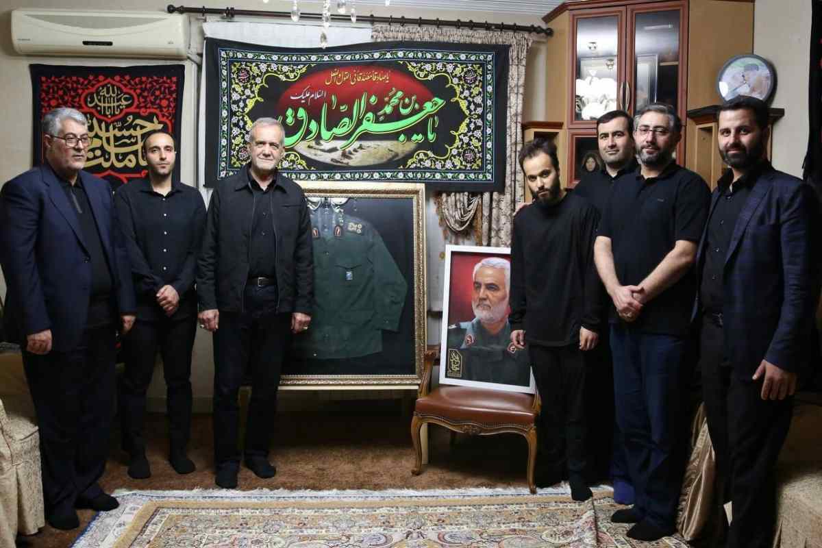 عکس | حضور پزشکیان در منزل سردار سلیمانی عکس | حضور پزشکیان در منزل سردار سلیمانی