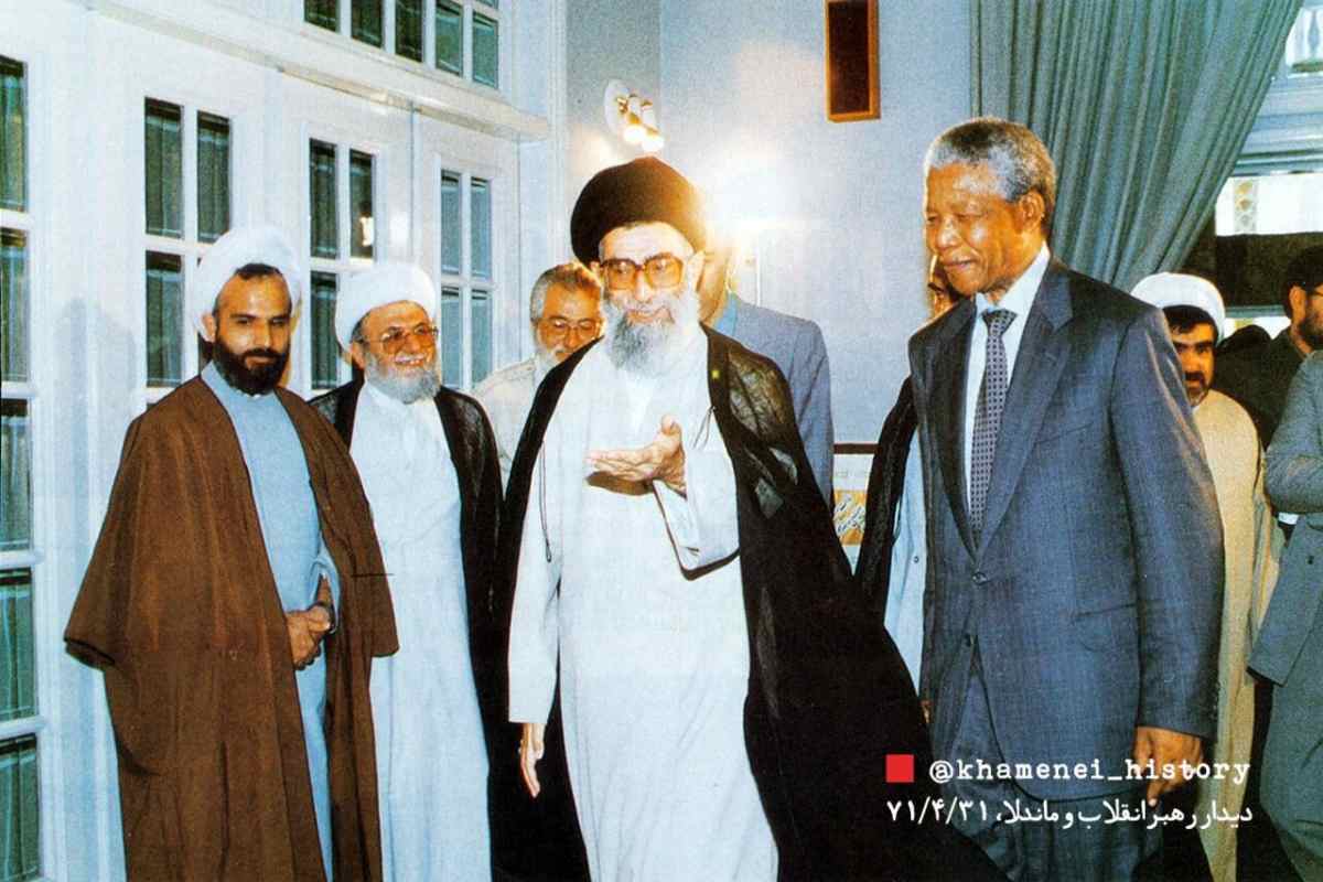 تصویری خاص از رهبر انقلاب کنار نلسون ماندلا در ۳۲ سال پیش