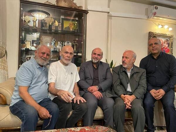 (عکس) تصویر جدیدی از جمشید هاشم‌پور در خانه‌‎اش