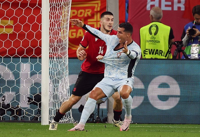 تصاویری عجیب از رونالدو در دیدار برابر گرجستان