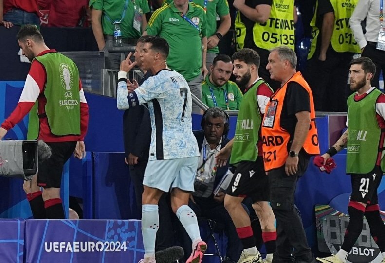 تصاویری عجیب از رونالدو در دیدار برابر گرجستان