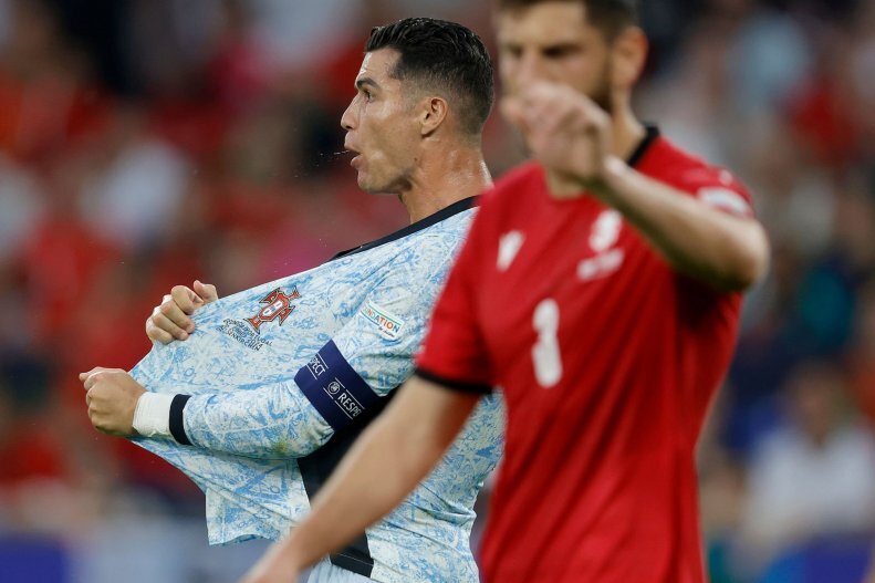 تصاویری عجیب از رونالدو در دیدار برابر گرجستان