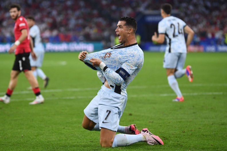 تصاویری عجیب از رونالدو در دیدار برابر گرجستان