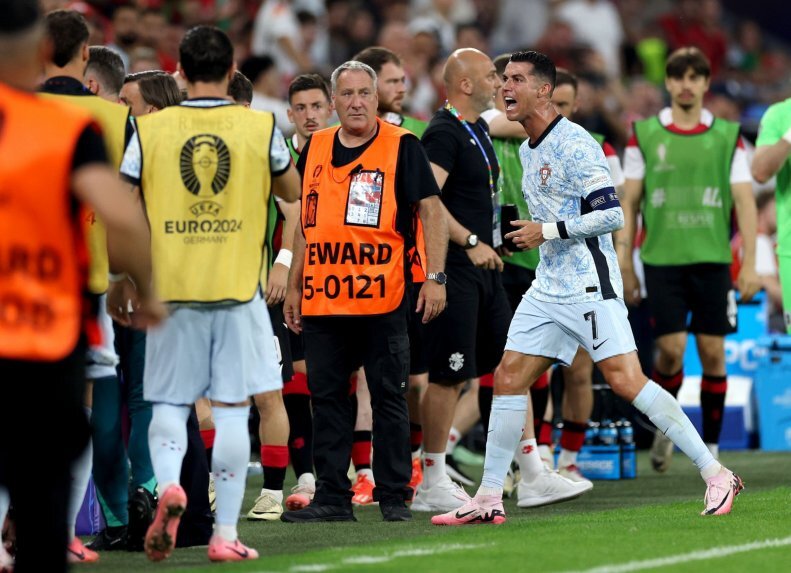 تصاویری عجیب از رونالدو در دیدار برابر گرجستان