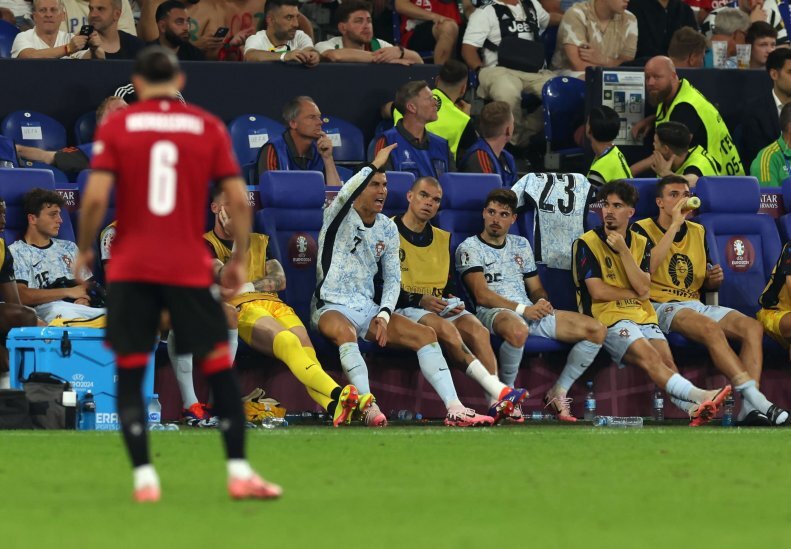 تصاویری عجیب از رونالدو در دیدار برابر گرجستان