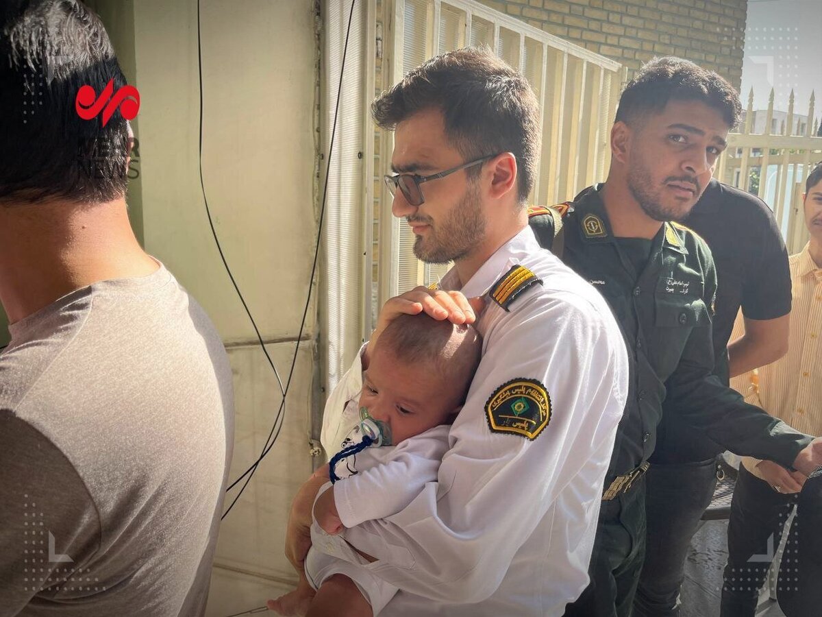 عکس | حضور پدر پلیس با کودک خردسال در صف رای‌‎‌گیری