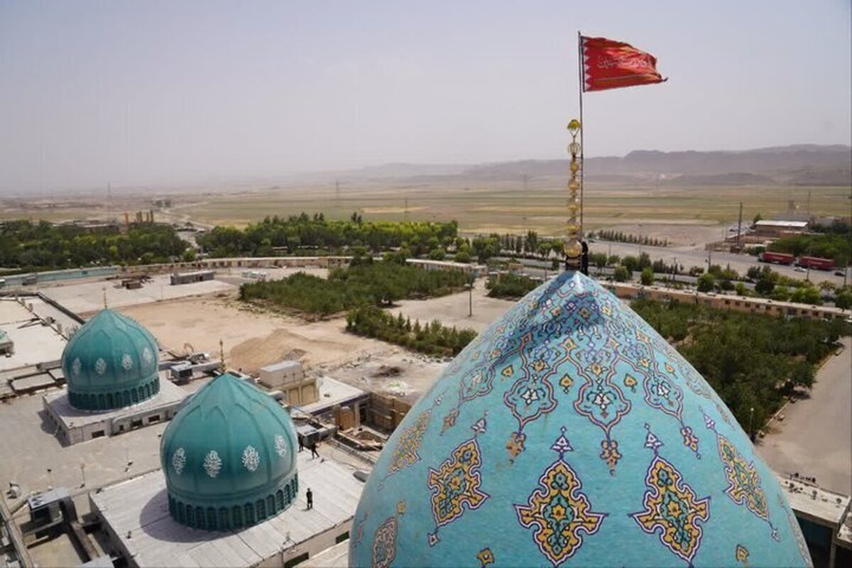 اهتزاز پرچم سرخ انتقام برفراز گنبد فیروزه‌ای جمکران