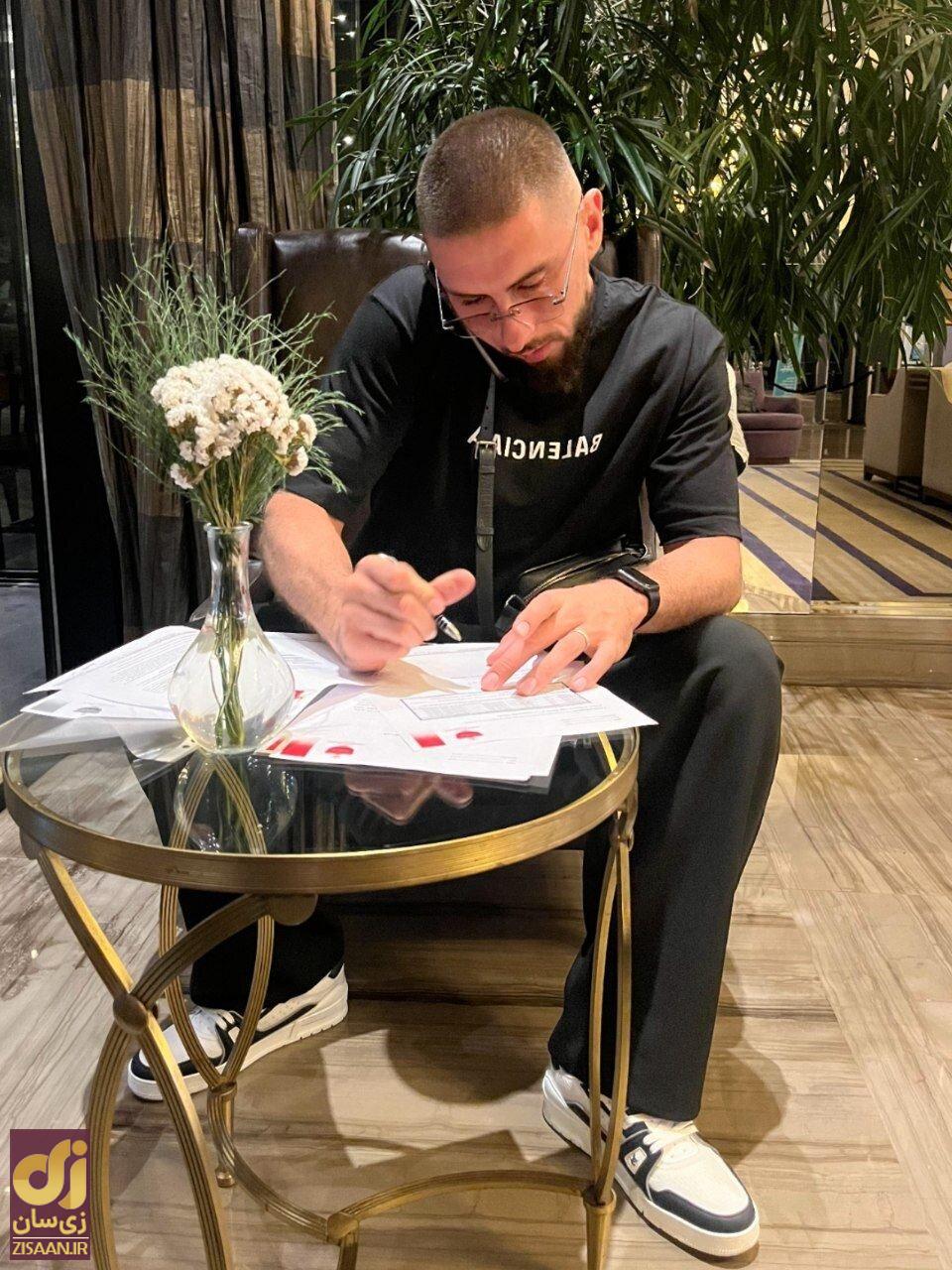 تصاویر | لحظه امضای قرارداد جانشین بیرانوند با پرسپولیس