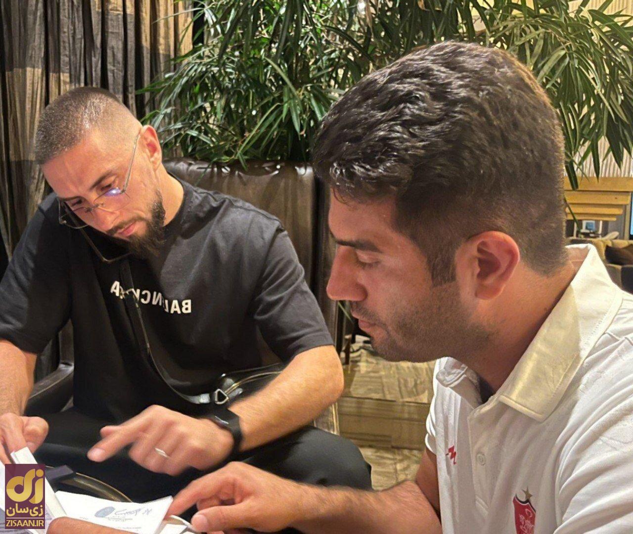 تصاویر | لحظه امضای قرارداد جانشین بیرانوند با پرسپولیس