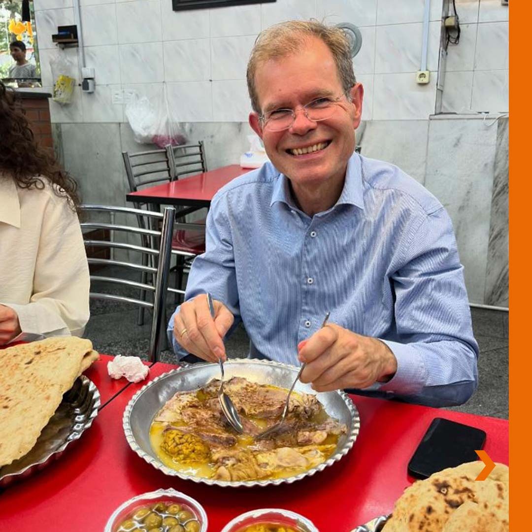 (عکس) سفیر نروژ در تهران کله پاچه خورد