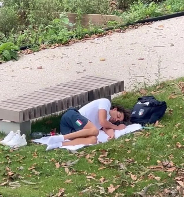 عکس| قهرمان شنای المپیک در پارک خوابید