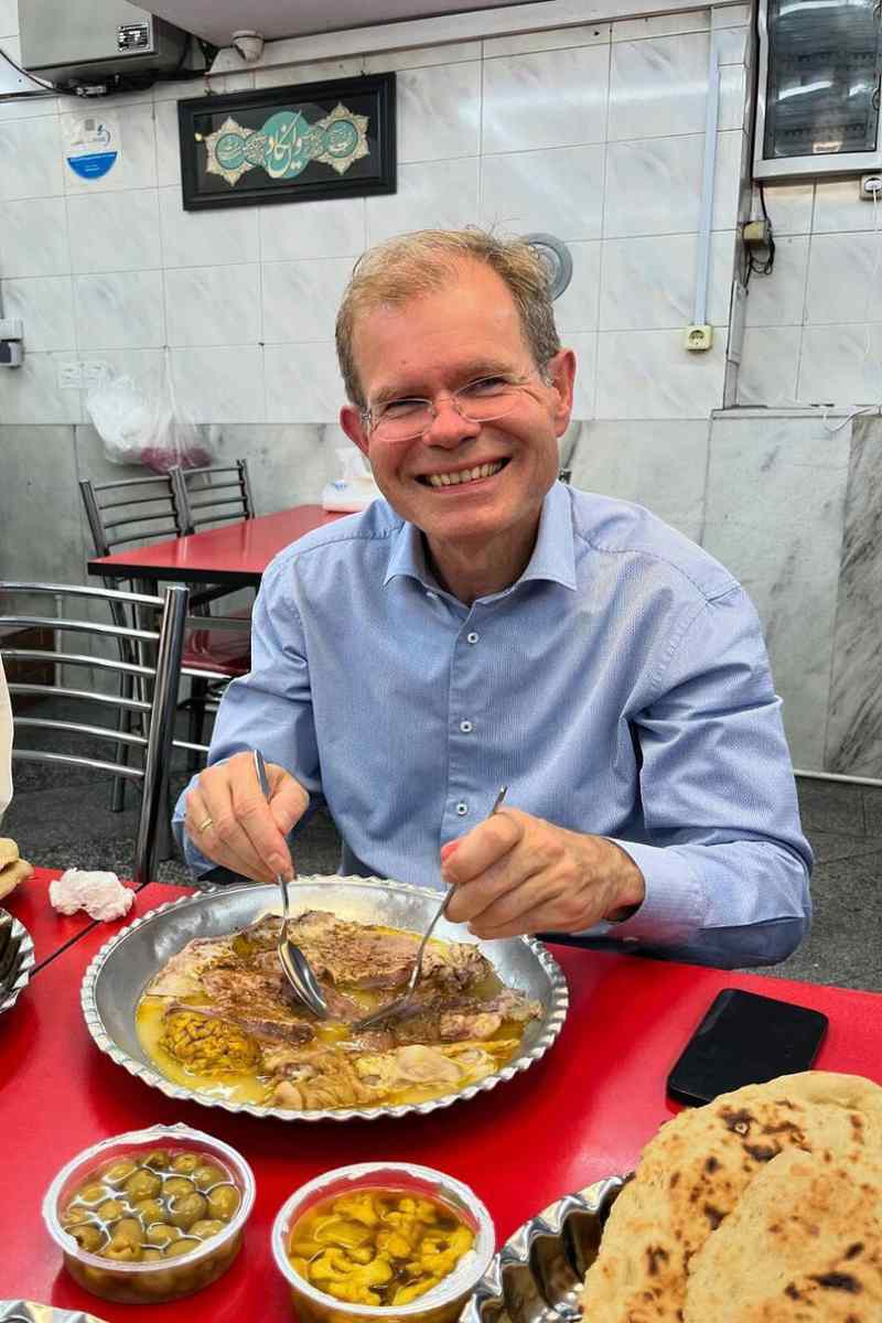 عکس| کله‌پاچه‌خوری سفیر نروژ در تهران در آخرین روز کاری