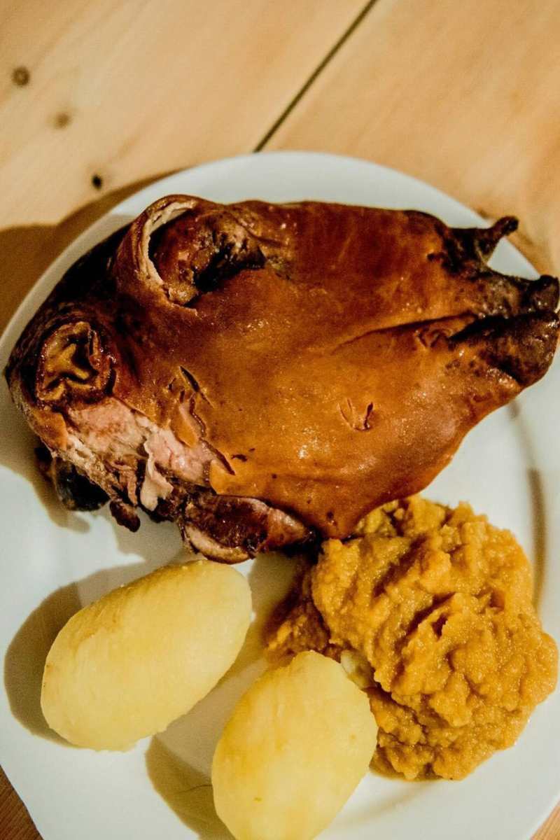 عکس| کله‌پاچه‌خوری سفیر نروژ در تهران در آخرین روز کاری