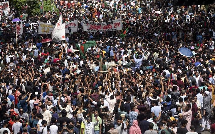 معترضان در بنگلادش کاخ نخست وزیری را اشغال کردند؛ شیخ حسینه استعفا کرد و از کشور گریخت معترضان در بنگلادش کاخ نخست وزیری را اشغال کردند؛ شیخ حسینه استعفا کرد و از کشور گریخت