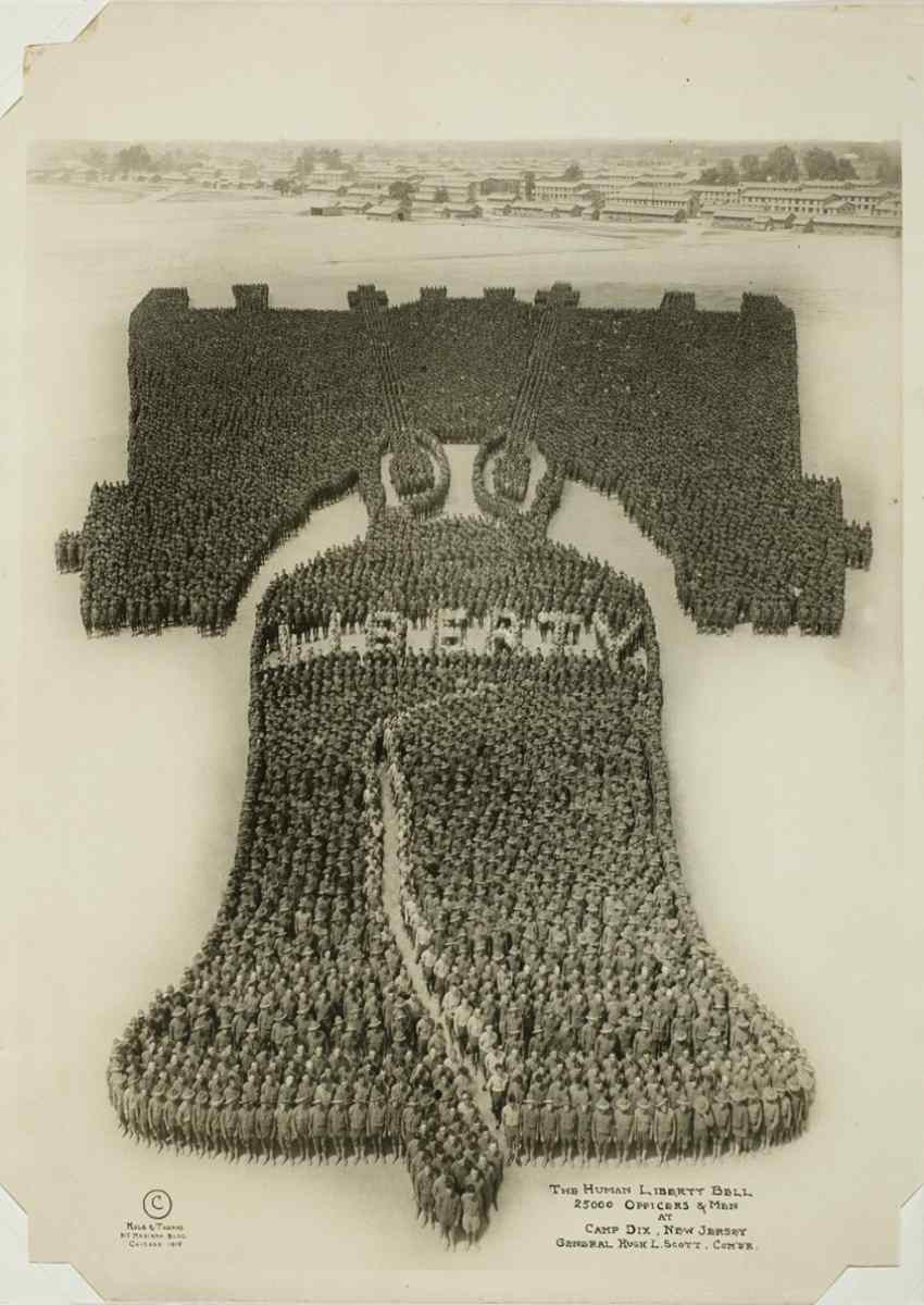 تصاویر| مجسمه آزادی از نوع انسانی!