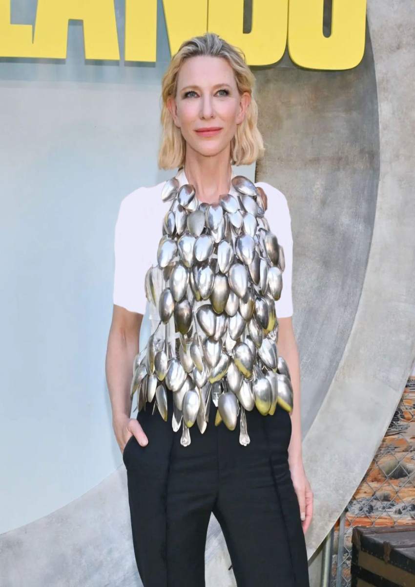 عکس| تصویری از خانم بازیگر مشهور با بالاپوشی از جنس قاشق!