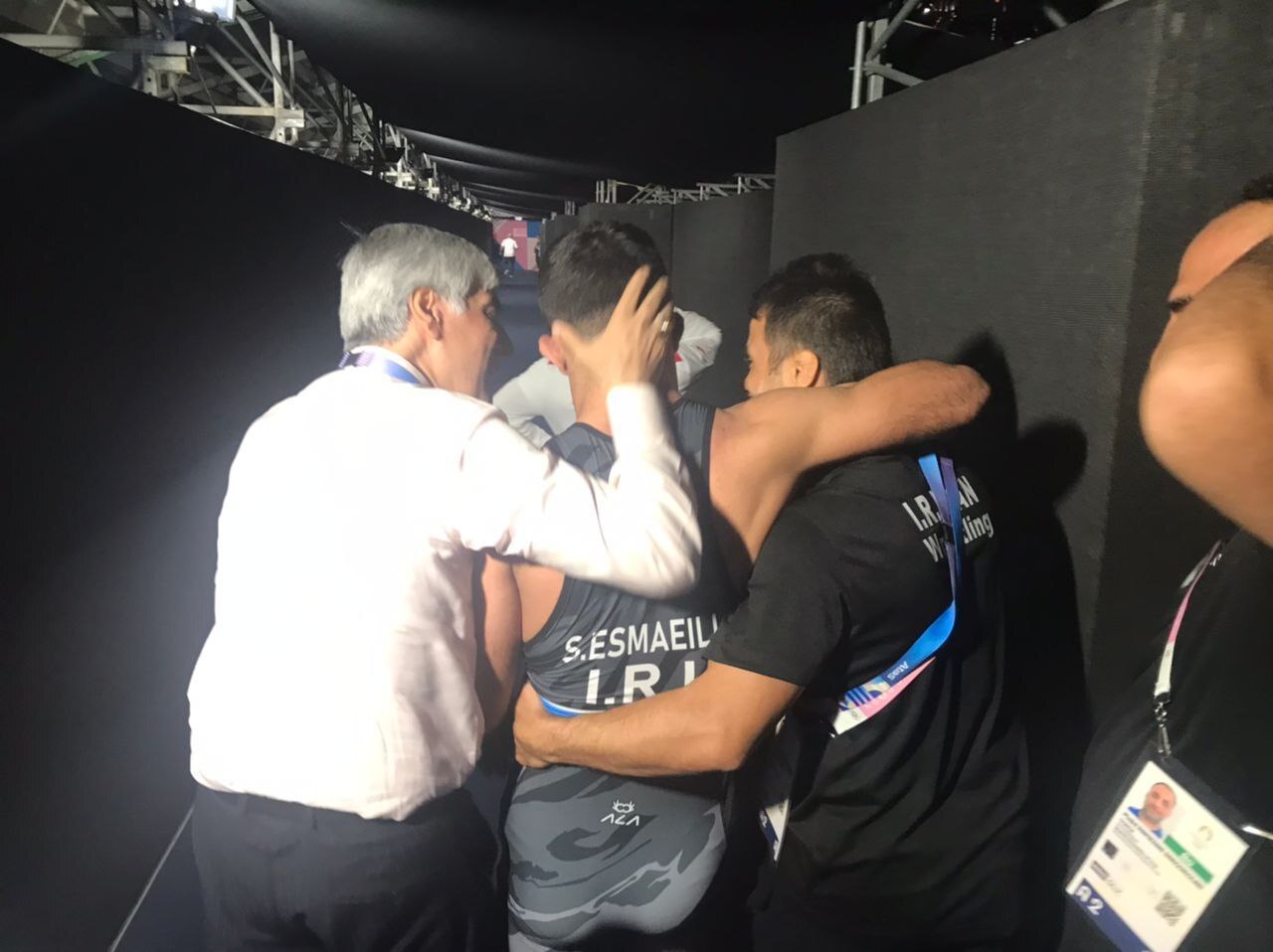 عکس| تصویر جالب از «بوسه» وزیر ورزش روی گونه مدال‌آور ایران