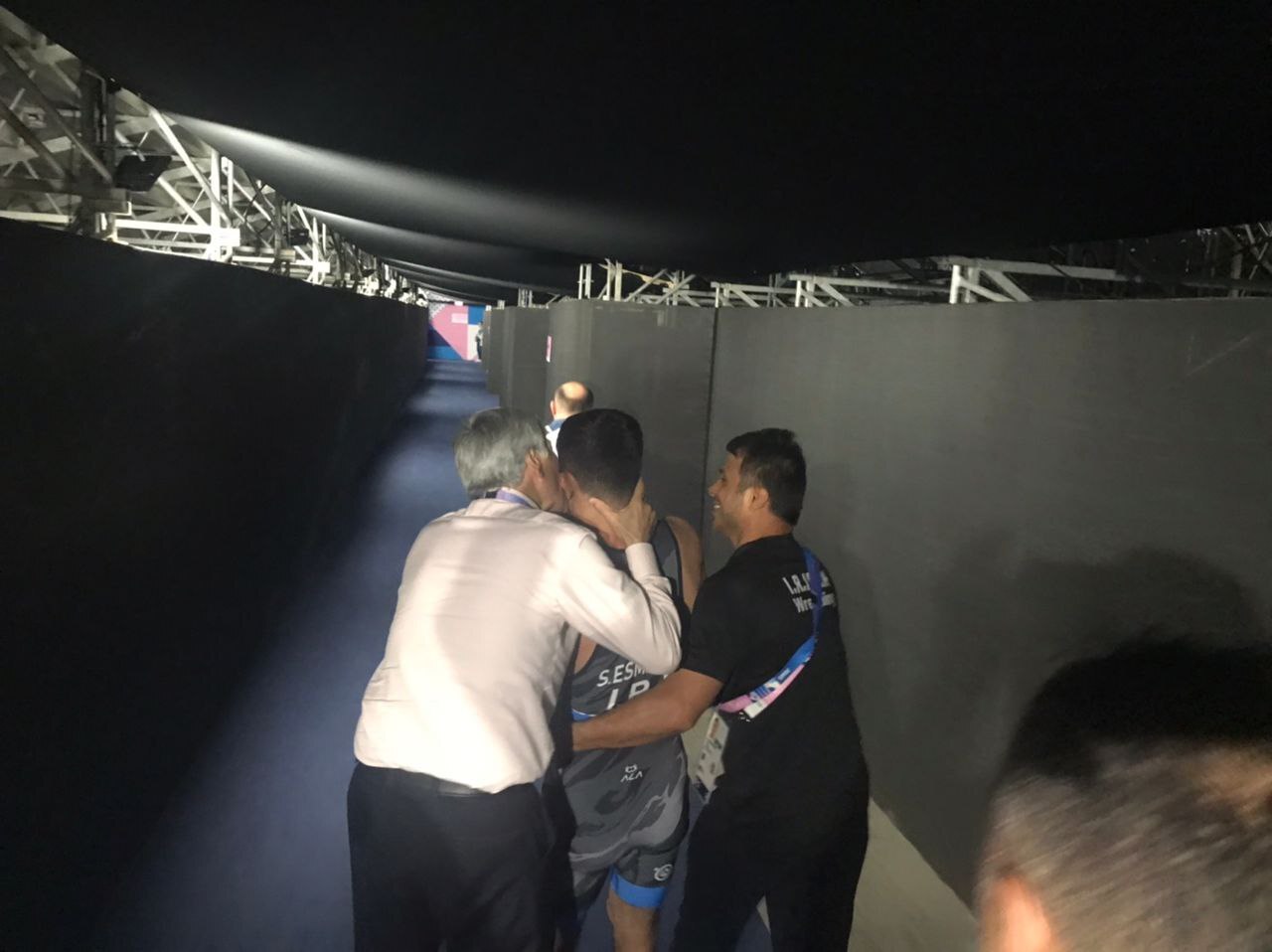 عکس| تصویر جالب از «بوسه» وزیر ورزش روی گونه مدال‌آور ایران