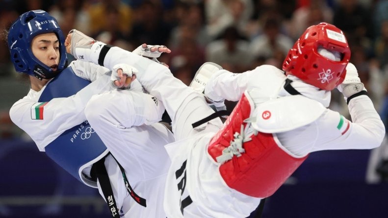 جدال ناهید و کیمیا از ایران؛ یکی با پرچم و دیگری با کمربند