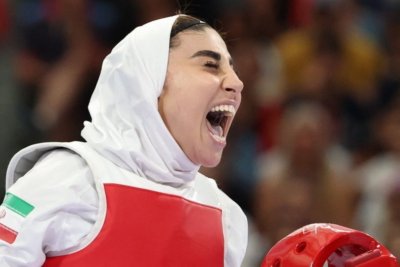 جدال ناهید و کیمیا از ایران؛ یکی با پرچم و دیگری با کمربند