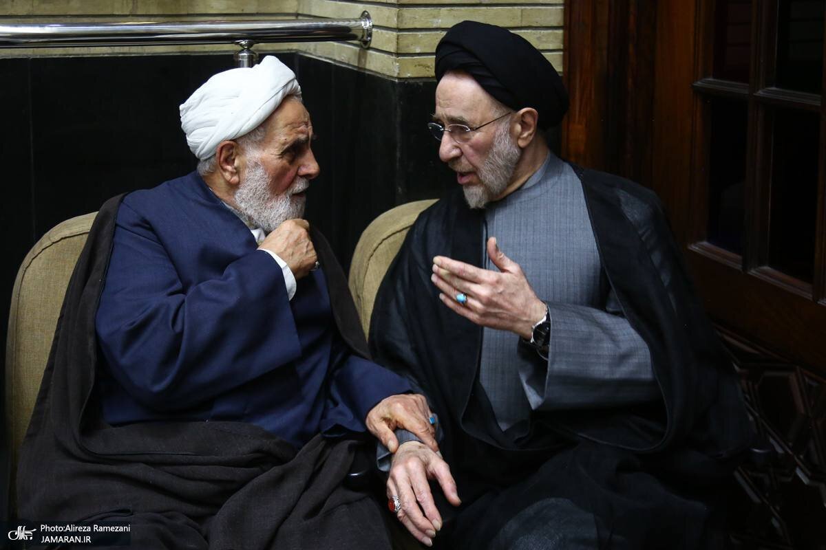 عکسی جالب از گفتگوی جدی سیدمحمد خاتمی و ناطق نوری