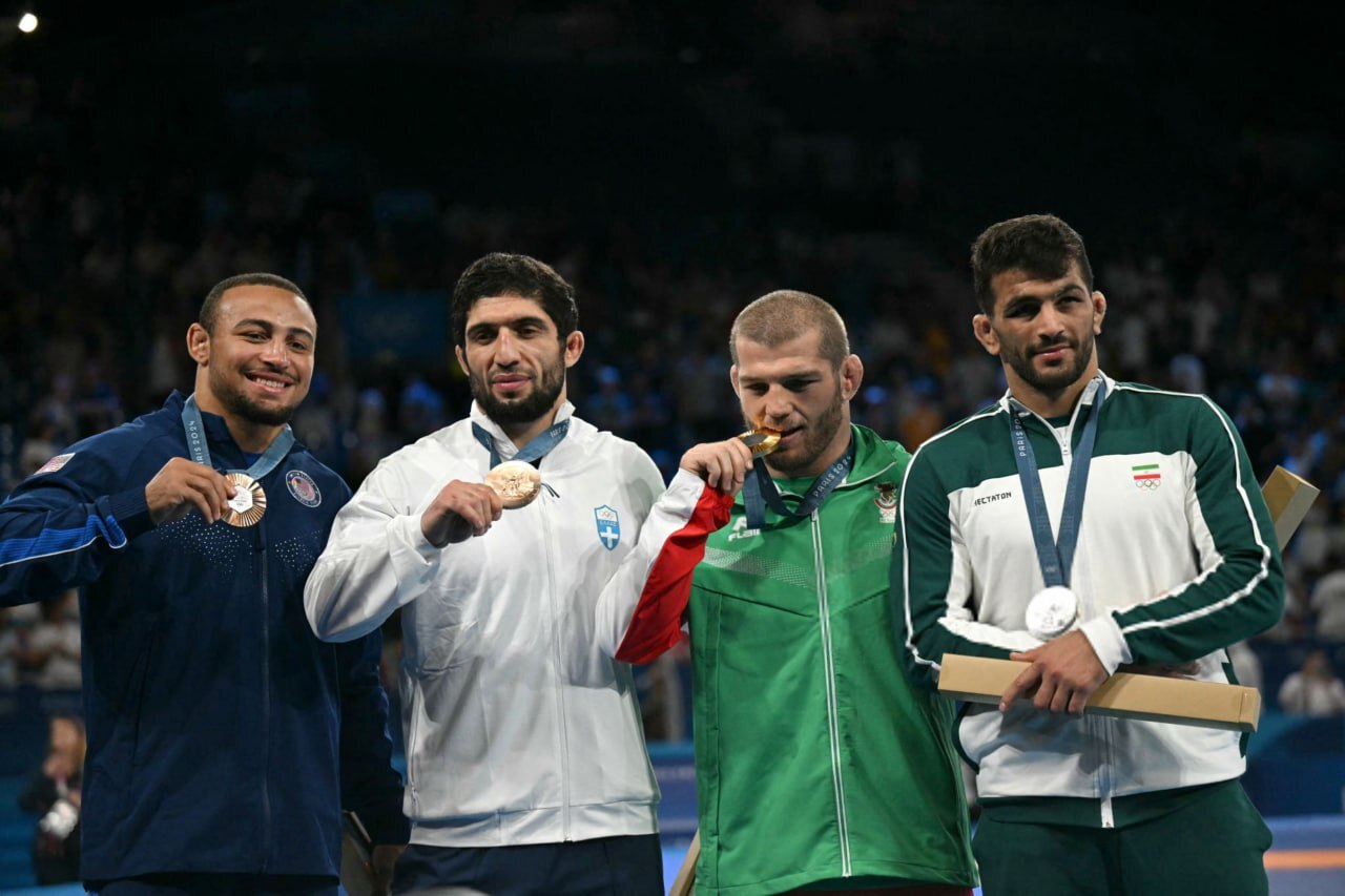 (تصاویر) اخم و ناراحتی حسن یزدانی هنگام دریافت مدال نقره