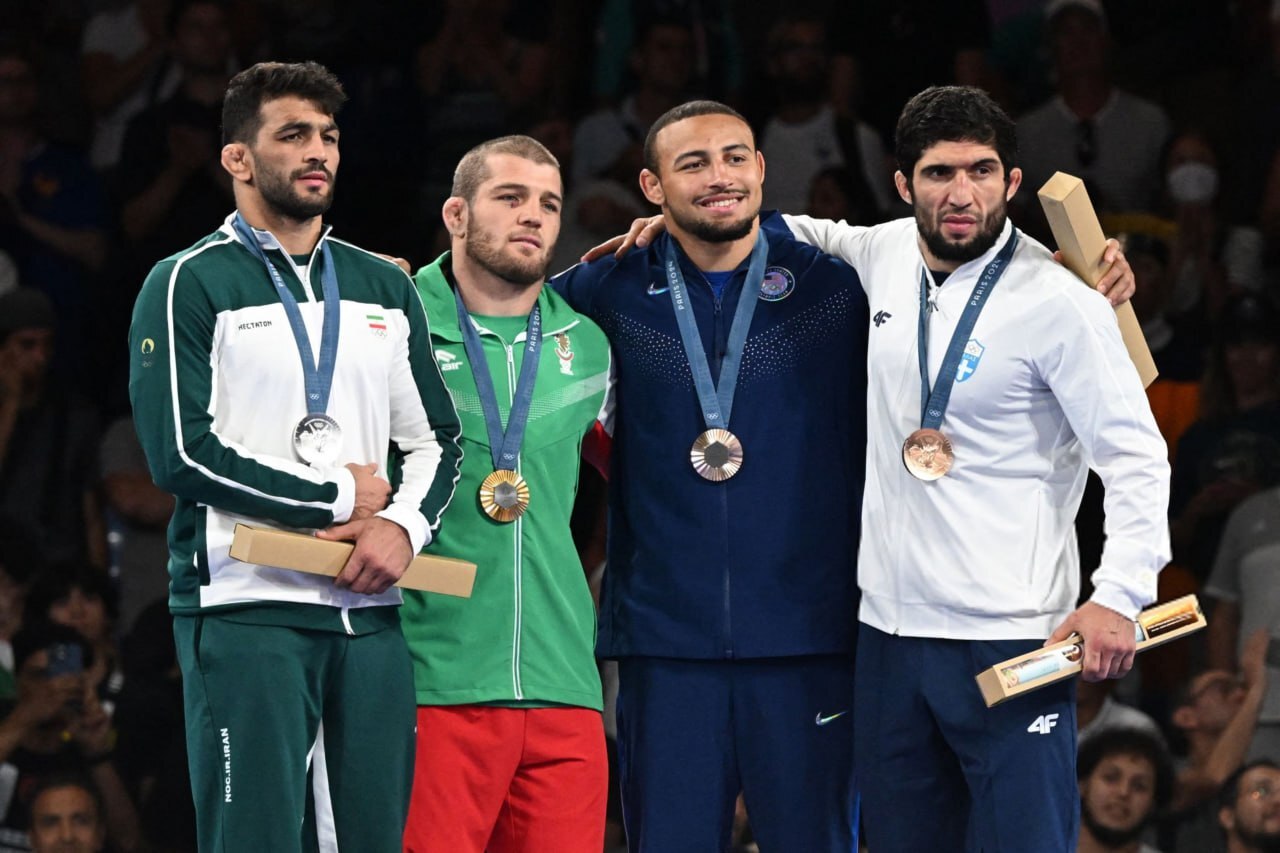 (تصاویر) اخم و ناراحتی حسن یزدانی هنگام دریافت مدال نقره