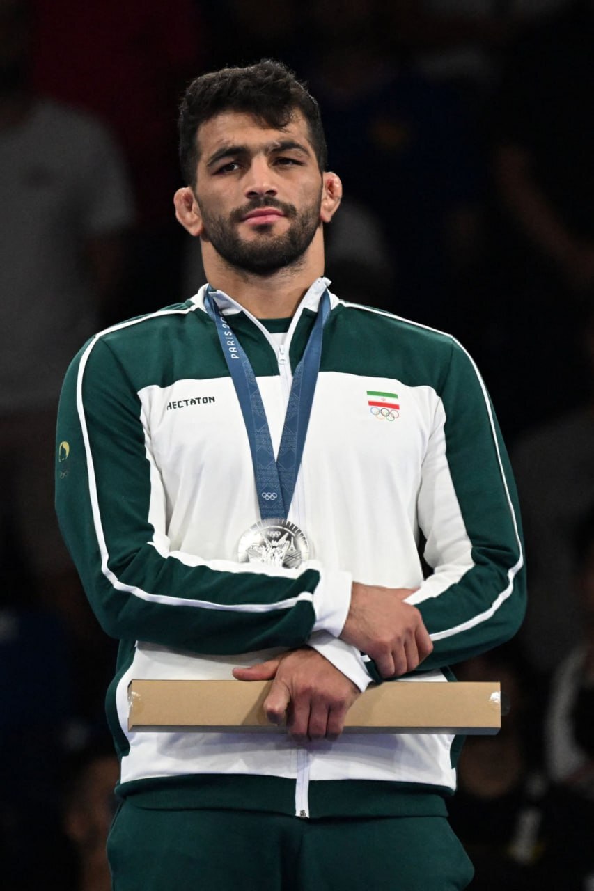 (تصاویر) اخم و ناراحتی حسن یزدانی هنگام دریافت مدال نقره