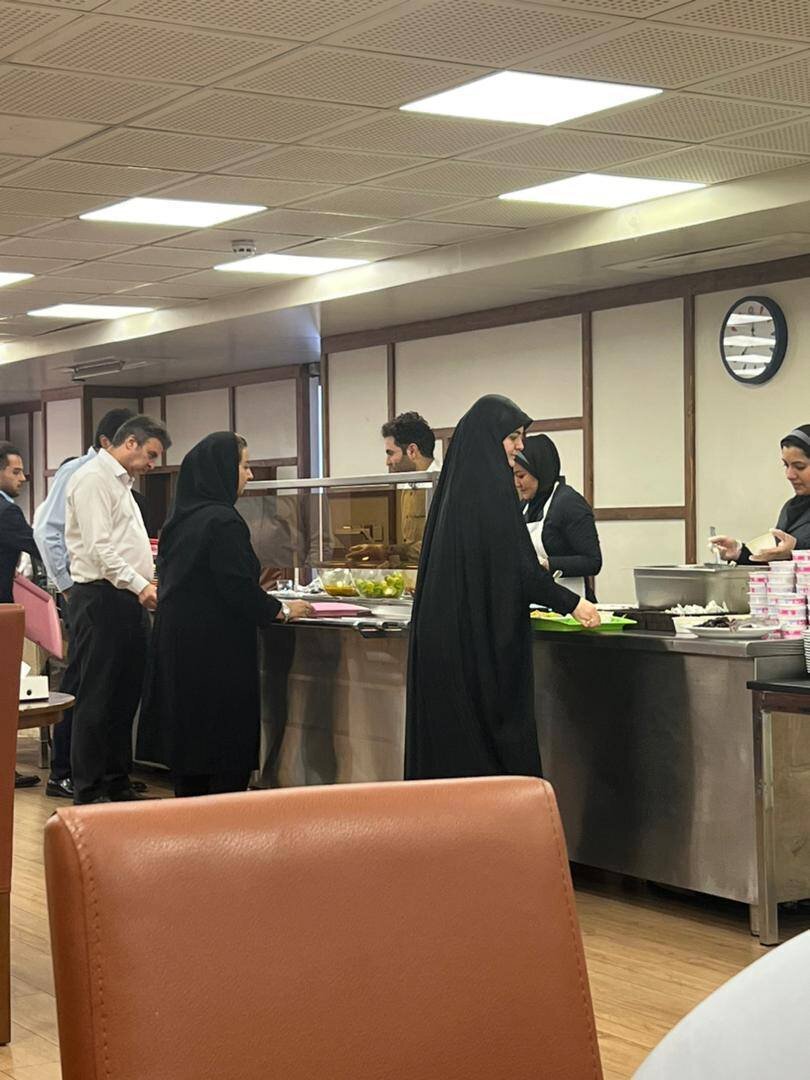 عکس جالب از دختر مسعود پزشکیان در سلف غذاخوری در کنار همکارانش عکس جالب از دختر مسعود پزشکیان در سلف غذاخوری در کنار همکارانش