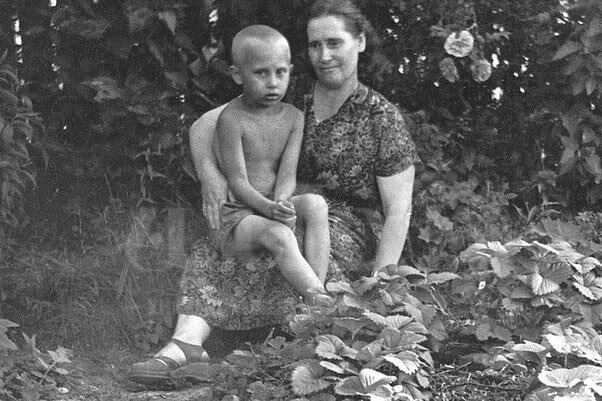 (عکس) تصویری زیرخاکی از کودکی ولادیمیر پوتین در آغوش مادرش