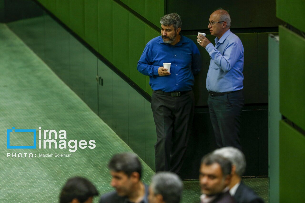 عکس جنجالی نماینده مجلس بدون جوراب و نشسته بر روی زمین