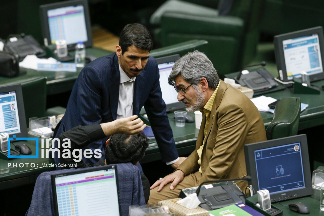 عکس جنجالی نماینده مجلس بدون جوراب و نشسته بر روی زمین