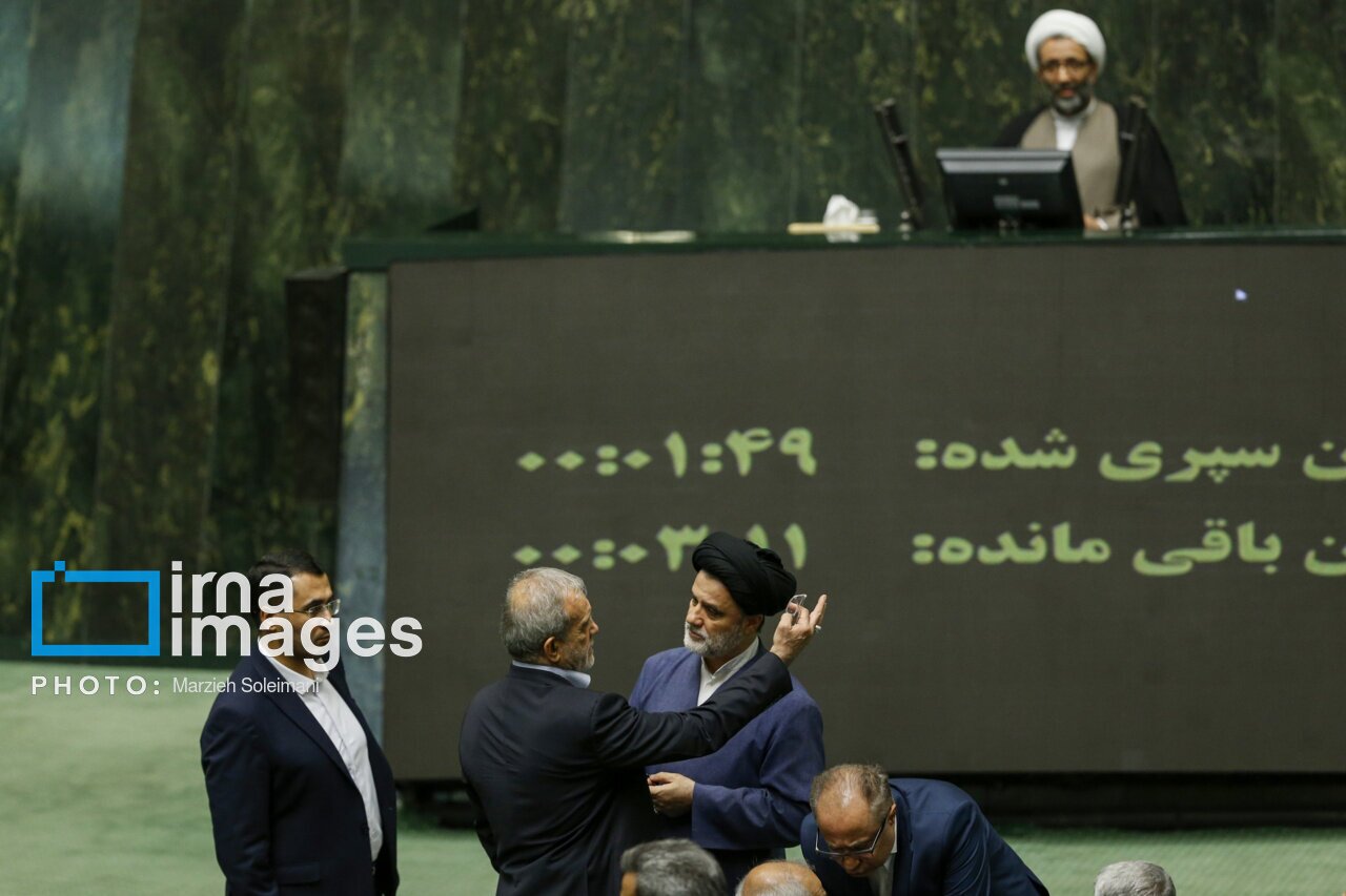 تصاویری از ژست‌های مسعود پزشکیان مقابل نماینده حامی سعید جلیلی