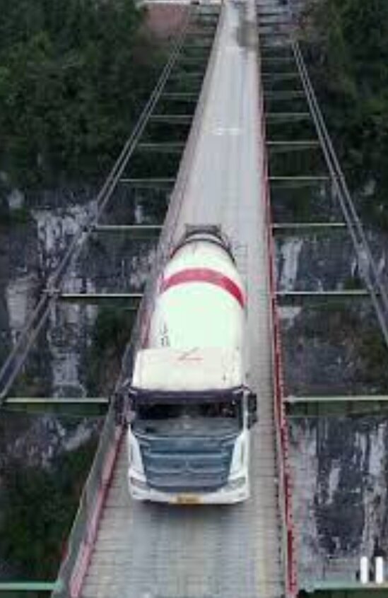 عکس| ترسناکترین پل معلق دنیا عکس| ترسناکترین پل معلق دنیا