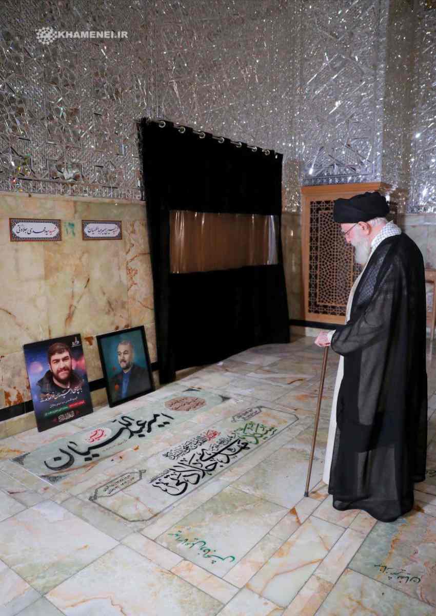 عکس| تصویری از رهبر انقلاب بر سر مزار امیرعبداللهیان
