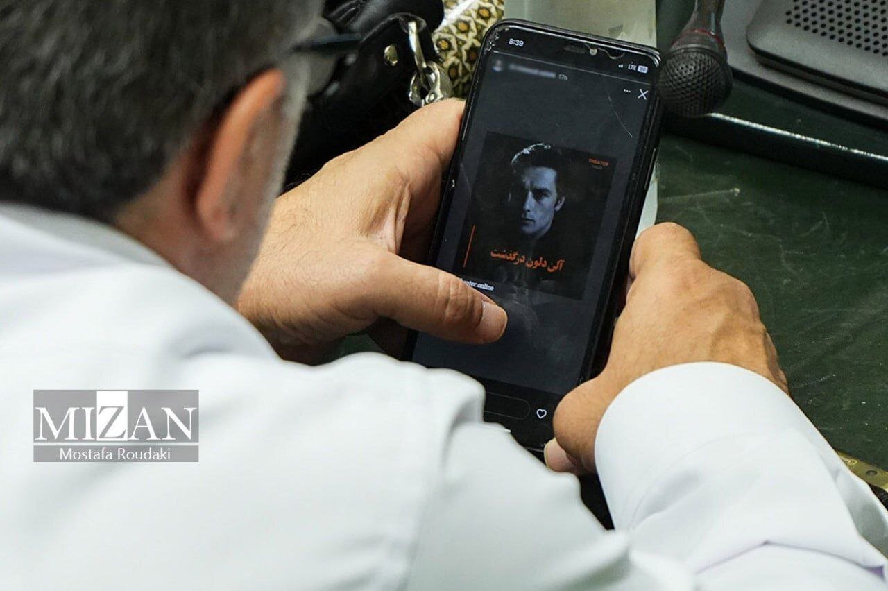 عکس آلن دلون بر روی صفحه موبایل آقای نماینده عکس آلن دلون بر روی صفحه موبایل آقای نماینده