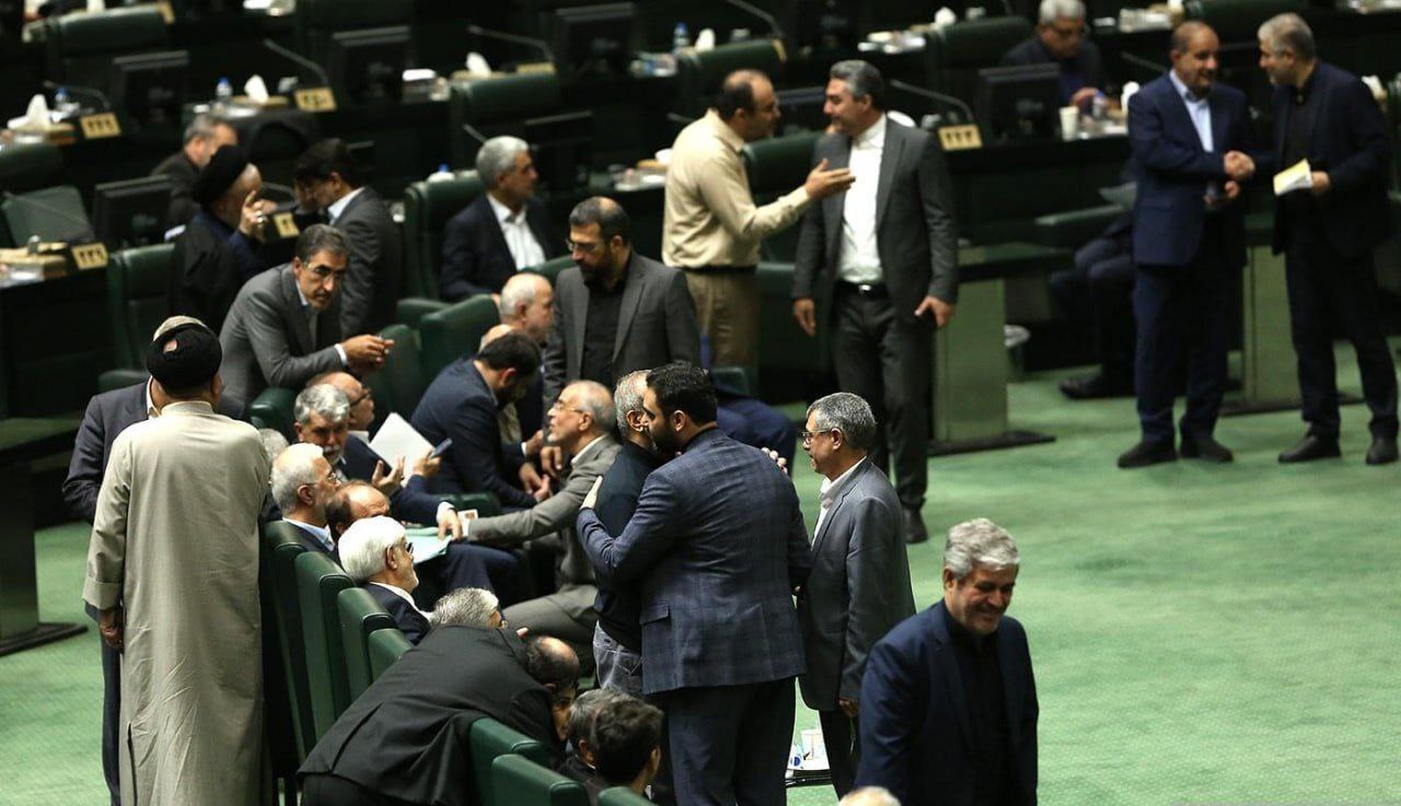 عکس | ثابتی در آغوش مسعود پزشکیان!