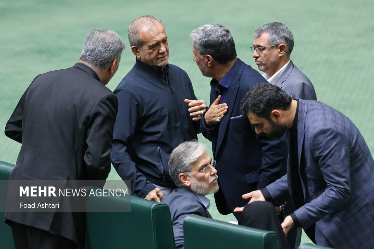 عکس جالب از ثابتی با تنها زن کابینه پزشکیان عکس جالب از ثابتی با تنها زن کابینه پزشکیان