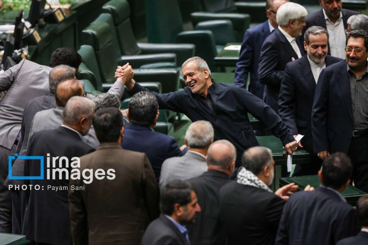 عکس| تصویری خاص از رییس‌جمهور پس از جلسه رای اعتماد