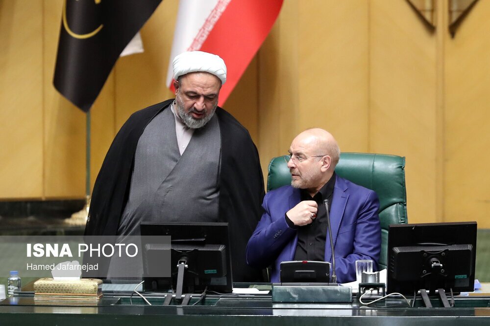 عکس | چهره جدی قالیباف حین گفتگوی خصوصی با حمید رسایی