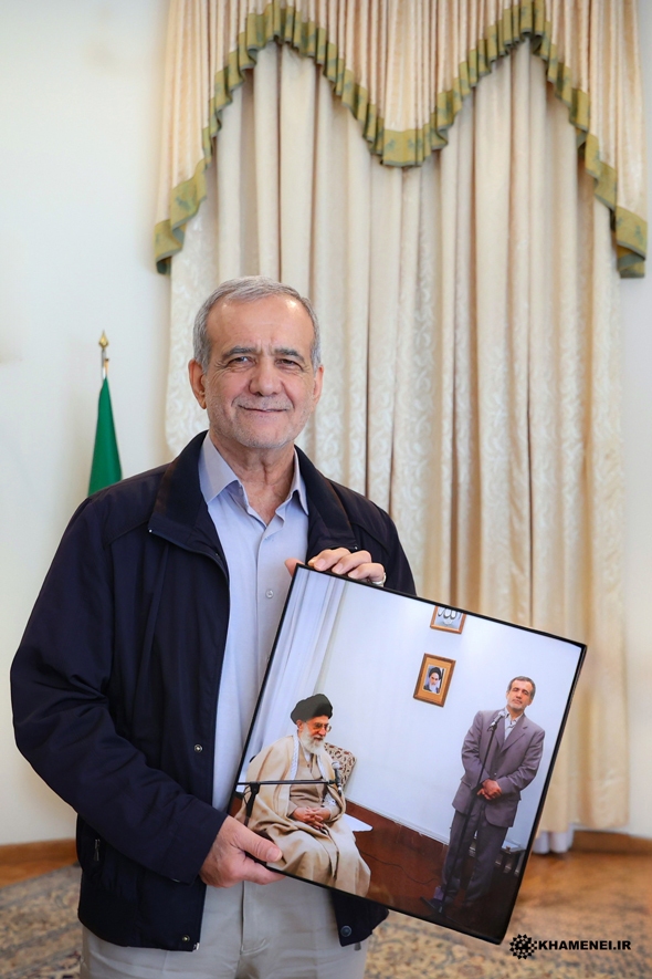 (عکس) هدیه ویژه پایگاه اطلاع رسانی دفتر مقام معظم رهبری به پزشکیان (عکس) هدیه ویژه پایگاه اطلاع رسانی دفتر مقام معظم رهبری به پزشکیان
