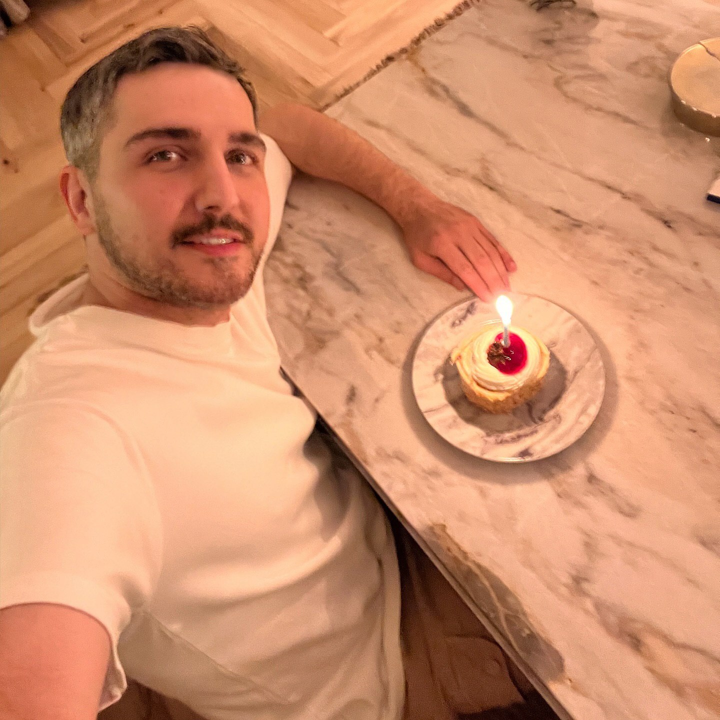 عکسی از جشن تولد بازیگر جذاب سریال رویای خیس