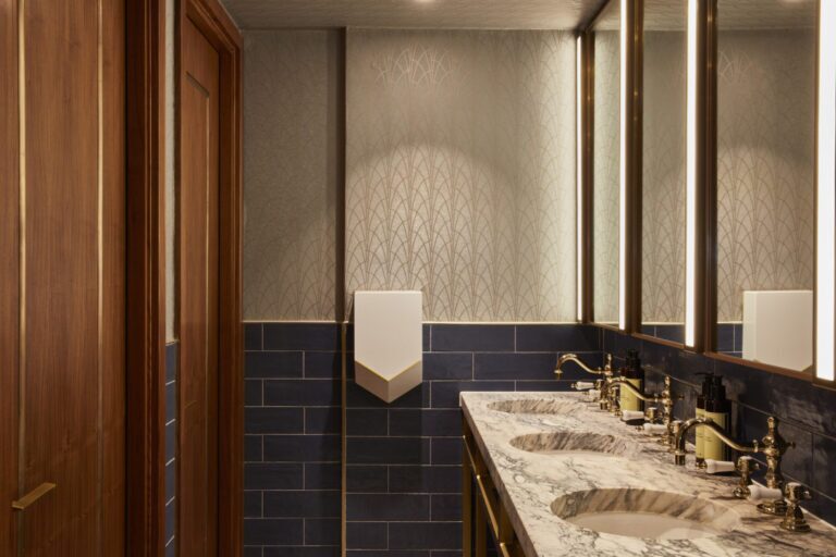 عجیب‌ترین قوانین استخدام در دنیا؛ از محدودیت دور کمر تا مجاز بودن حمل اسلحه