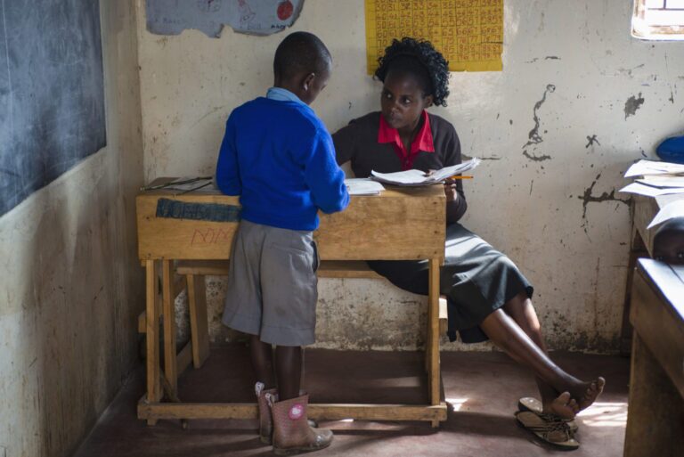 عجیب‌ترین قوانین استخدام در دنیا؛ از محدودیت دور کمر تا مجاز بودن حمل اسلحه