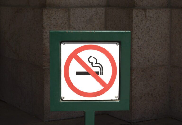 عجیب‌ترین قوانین استخدام در دنیا؛ از محدودیت دور کمر تا مجاز بودن حمل اسلحه