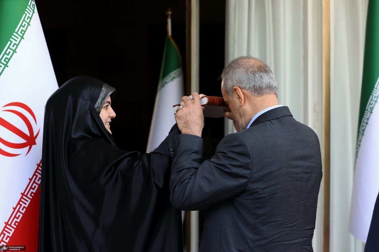 عکس| تصویری زیبا از دختری که پدرش را بدرقه می‌کند!