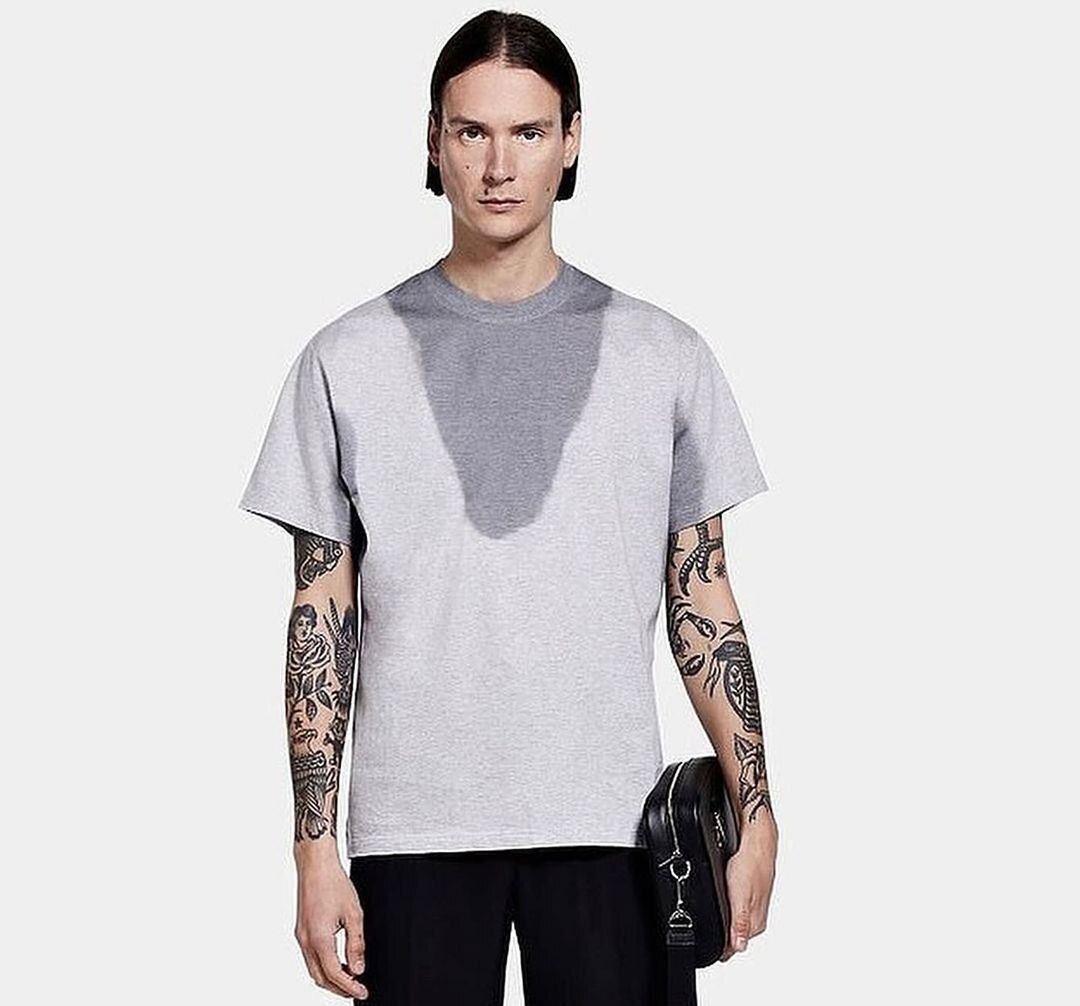 قیمت عجیب و غریب یک تیشرت با طرح لکه عرق